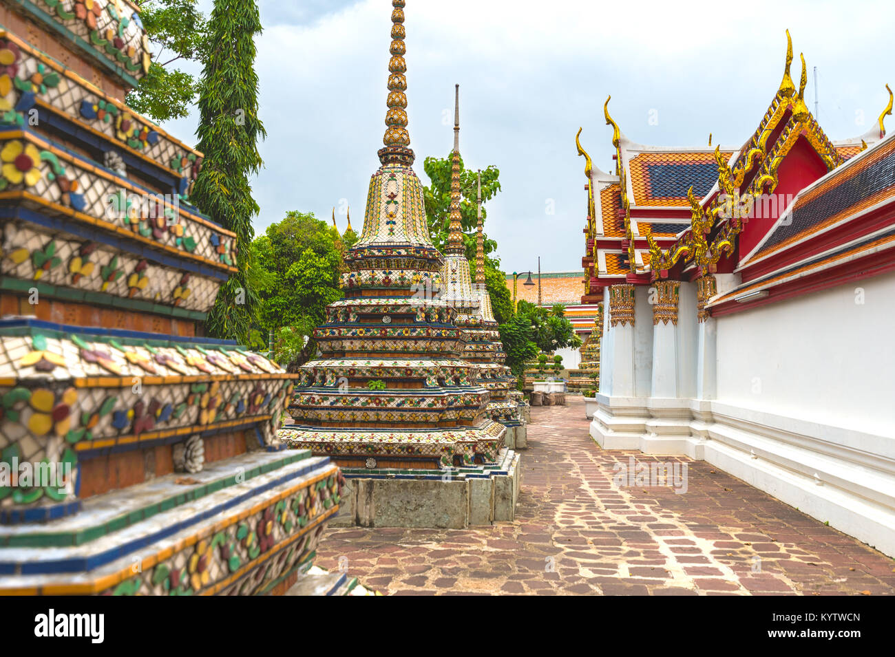 Anzeigen von dekorativen Pagoden und Gebäude in buddhistischen Tempel Wat Pho, Bangkok, Thailand. Stockfoto
