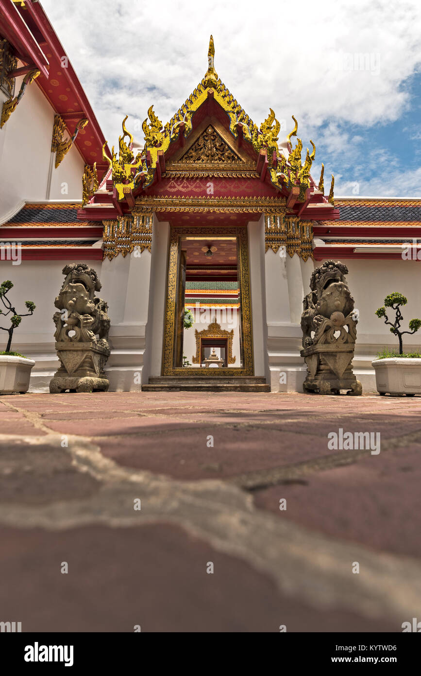 Tief unten Winkel eines eindrucksvollen Eingang an buddhistischen Tempel Wat Pho, Bangkok, Thailand. Stockfoto