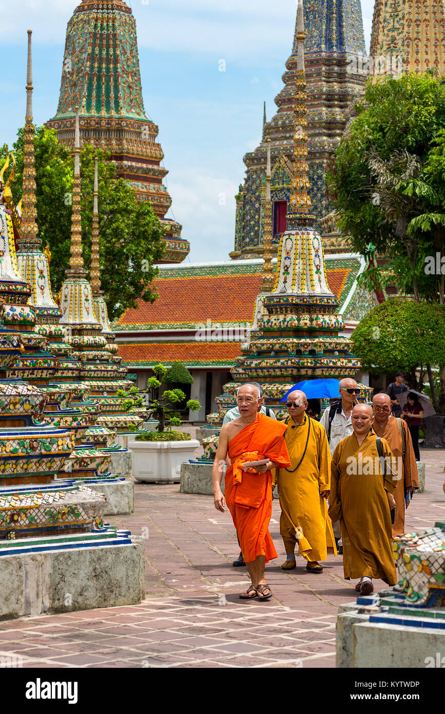 23/06/17 Tempel Wat Pho, Bangkok, Thailand. Männliche und weibliche Mönche Spaziergang unter den Pagoden im Wat Pho buddhistischer Tempel. Stockfoto