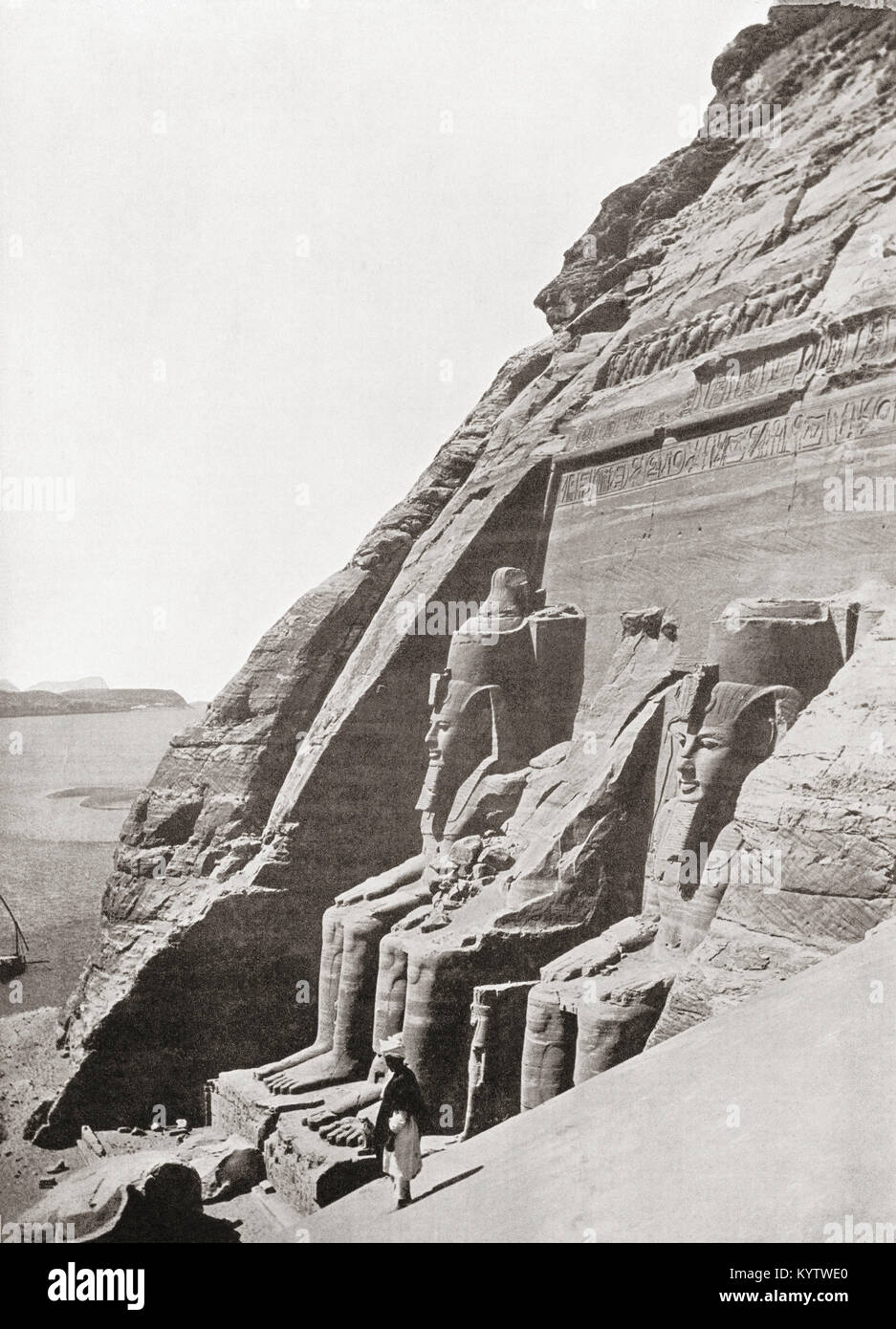 Die Tempeln von Abu Simbel, Nubien, Ägypten, hier c zu sehen 1920 vor Ihrem Umzug in 1968 auf einem künstlichen Hügel aus ein Kuppelbau, hoch über dem Assuan Staudamm Stausee. Von den Wundern der Welt, veröffentlicht C 1920. Stockfoto
