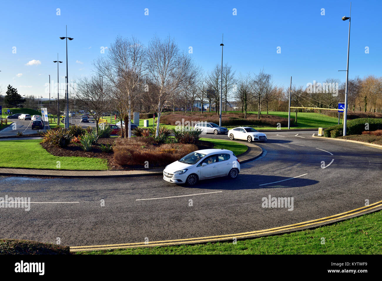 Kreisverkehr mit Autos auf es, England Stockfoto