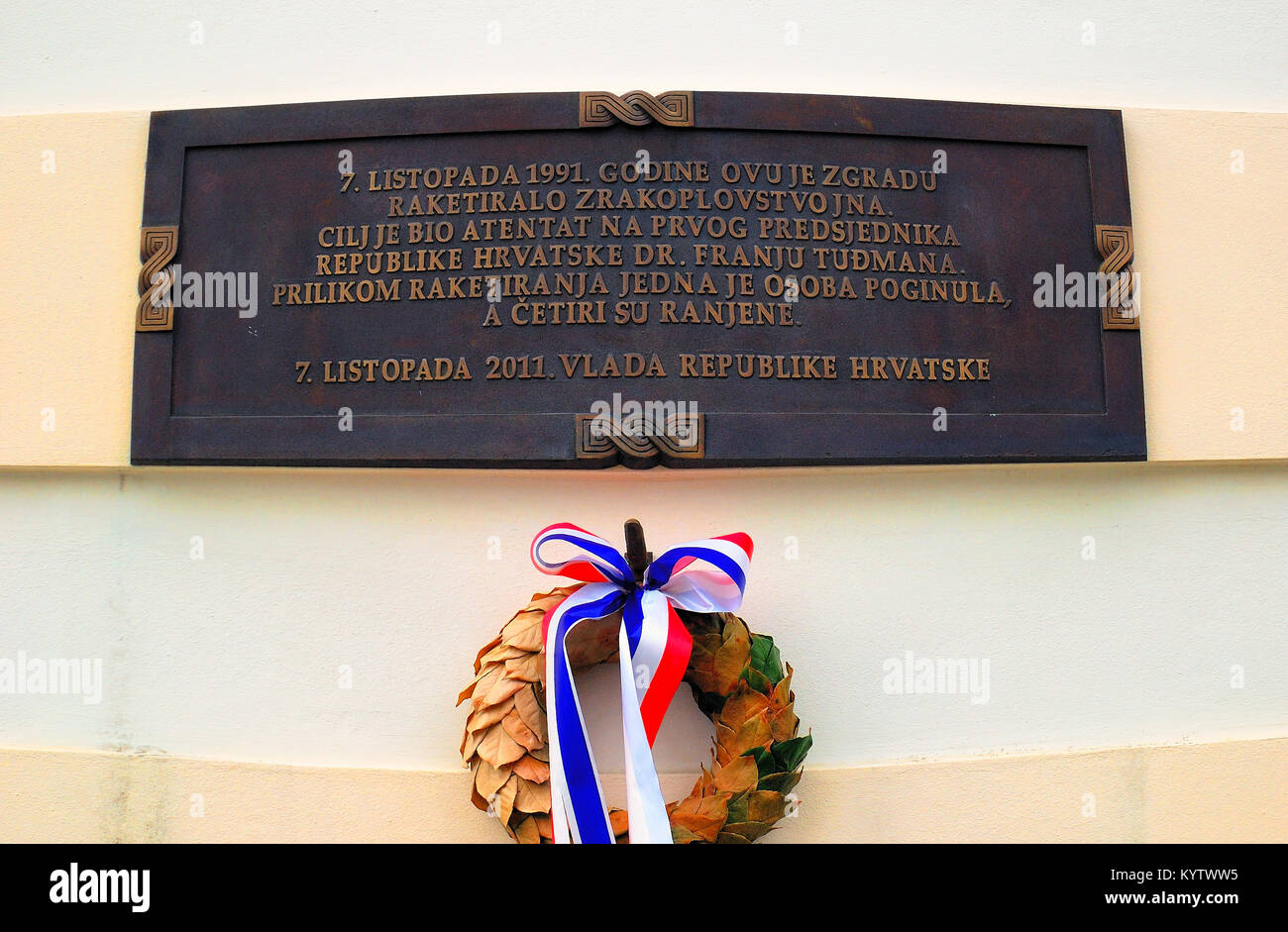 Zagreb, Kroatien, Kroatische Regierung Gebäude. Das Gedenken an Plakette der 1991 MiG Air Raid. Stockfoto