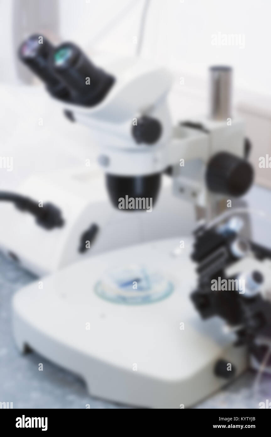 Wissenschaftlicher Hintergrund mit unscharfen Mikroskop station Stockfoto