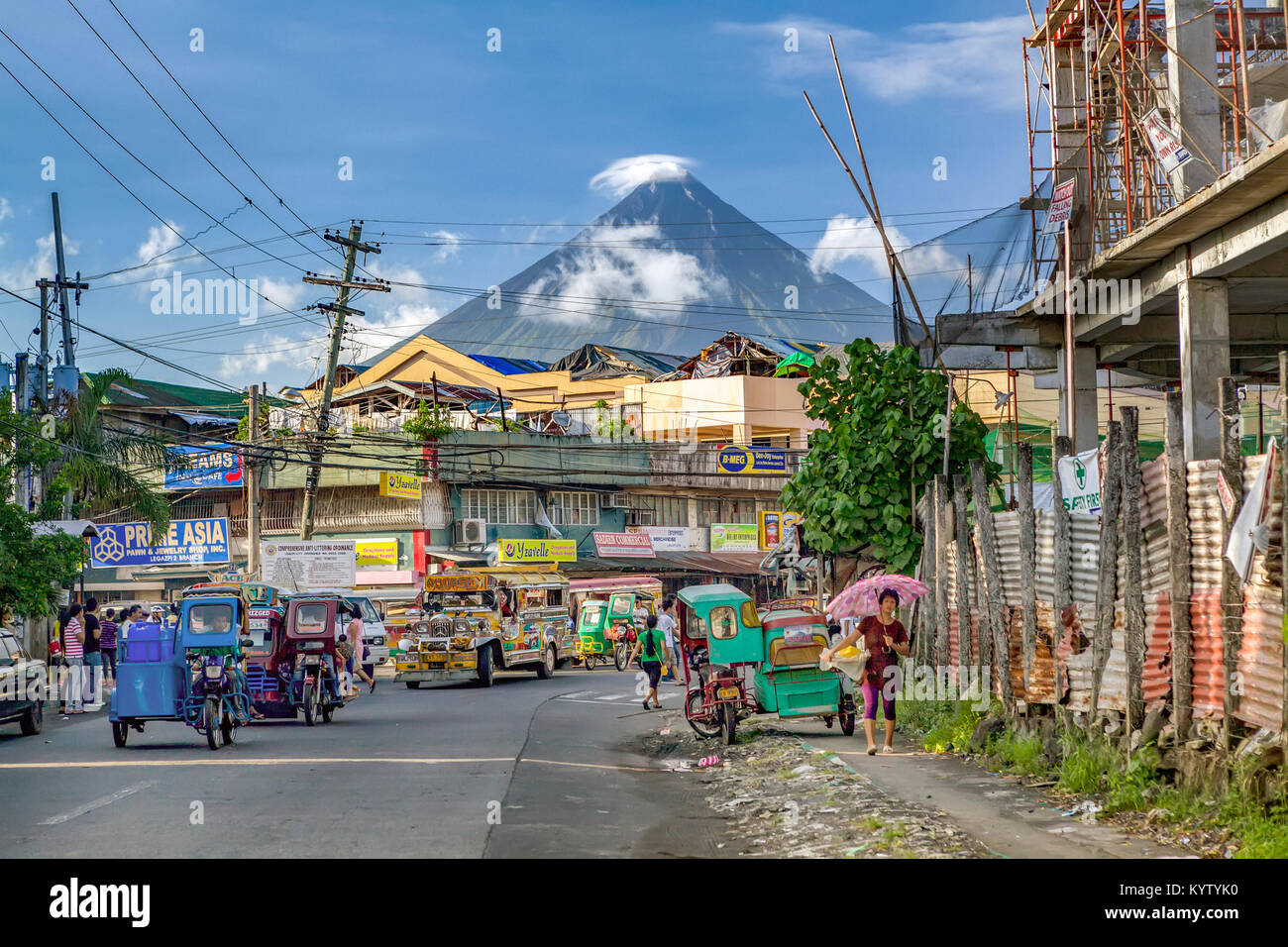 Legazpi ist eine Stadt Leben "unter dem Vulkan". Das Leben geht weiter wie gewohnt unter der ständigen Bedrohung der Eruption des Mount Mayon Vulkan sehr aktiv. Stockfoto