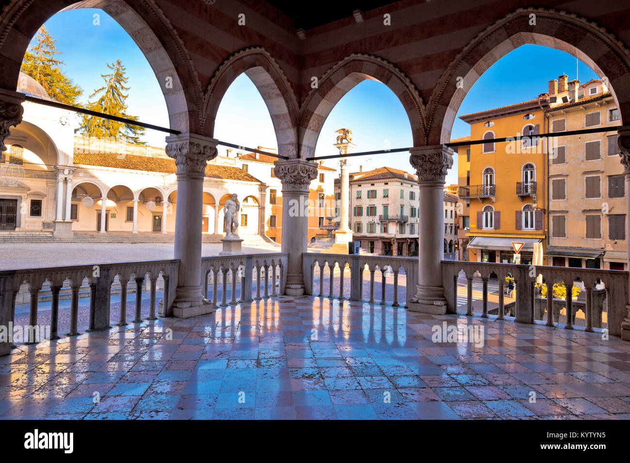 Alten Italienischen square Bögen und Architektur in der Stadt Udine, Piazza della Liberta Square, Region Friaul-Julisch Venetien in Italien Stockfoto