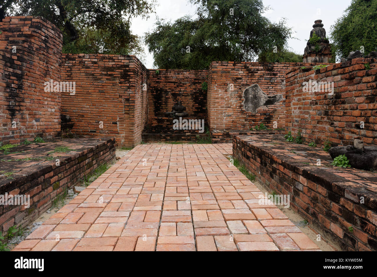 Der Bürgersteig in Wat Phra Ram von Maurer, wo die Weiterleitung an eine zerstörte Buddha Statue gebaut. Am Ende werden wir ein ruiniertes Buudha Statue finden. Stockfoto