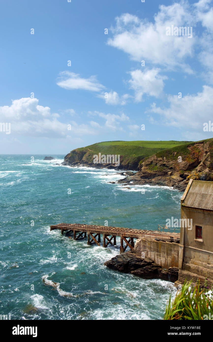 Anfang Sommer Sonnenschein am Nachmittag nach einem Sturm auf der alten Rettungsboot station am Lizard Point in der Lizard Halbinsel, Cornwall, Großbritannien Stockfoto