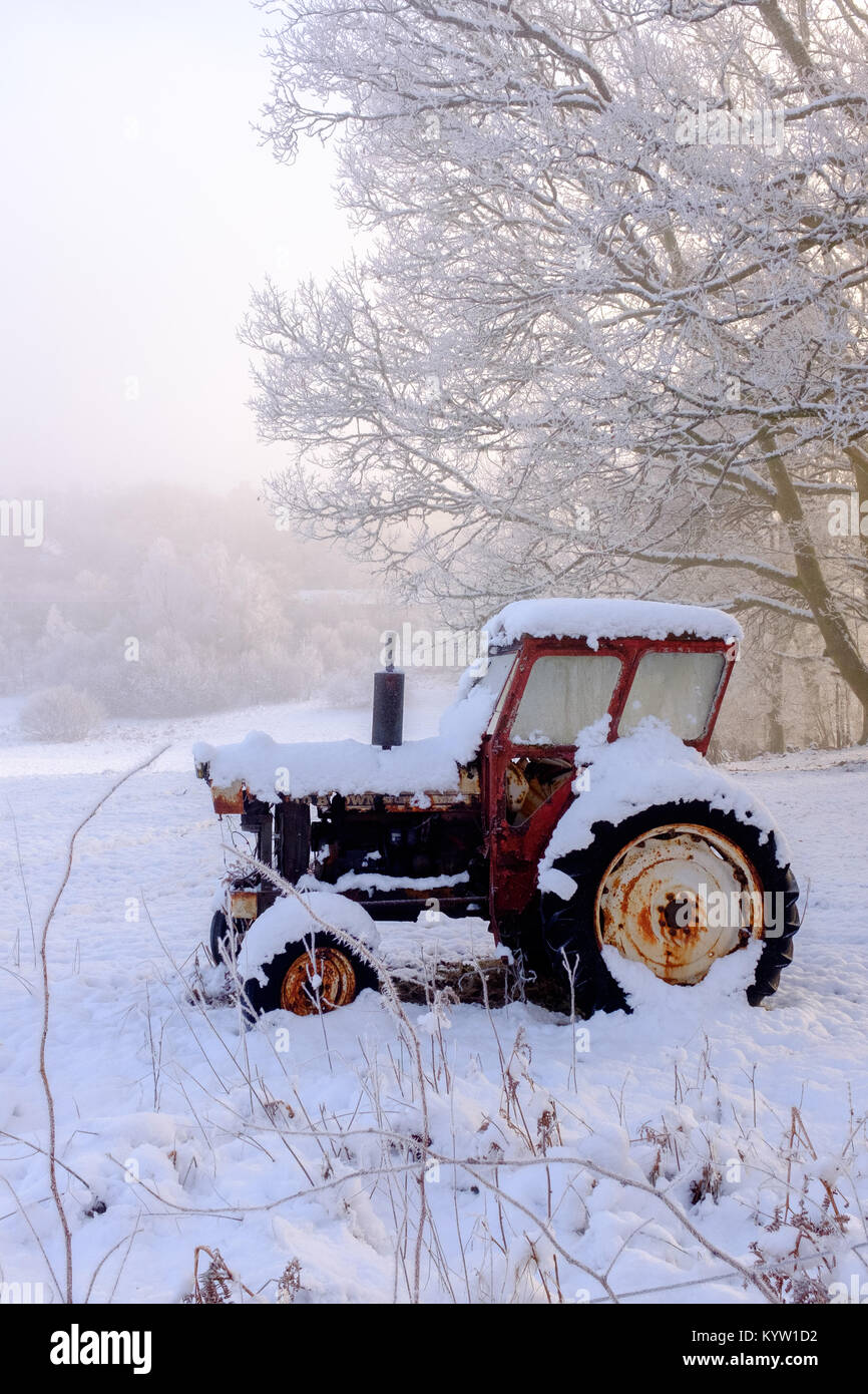 Alten Traktor im Schnee highlands Schottland abgedeckt Stockfoto