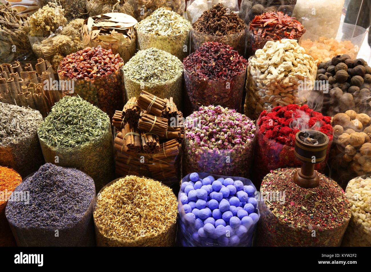 Bunten Gewürzen und Kräutern Auswahl bei Dubai Gewürz Souk. Stockfoto