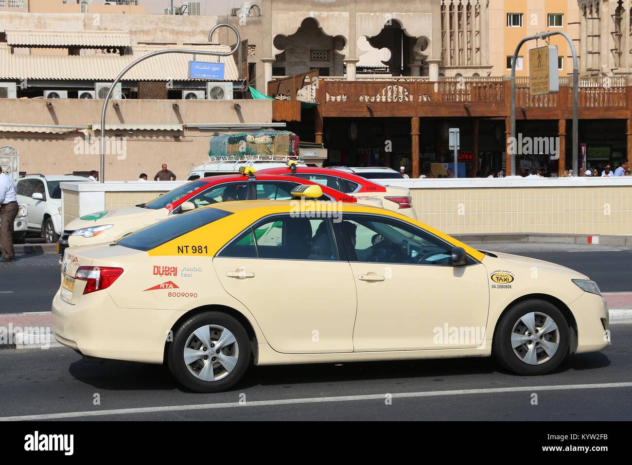 DUBAI, VAE - Dezember 10, 2017: Toyota Camry Taxi in Dubai, VAE. Dubai ist die bevölkerungsreichste Stadt in den VEREINIGTEN ARABISCHEN EMIRATEN und einer der wichtigsten globalen Stadt. Stockfoto