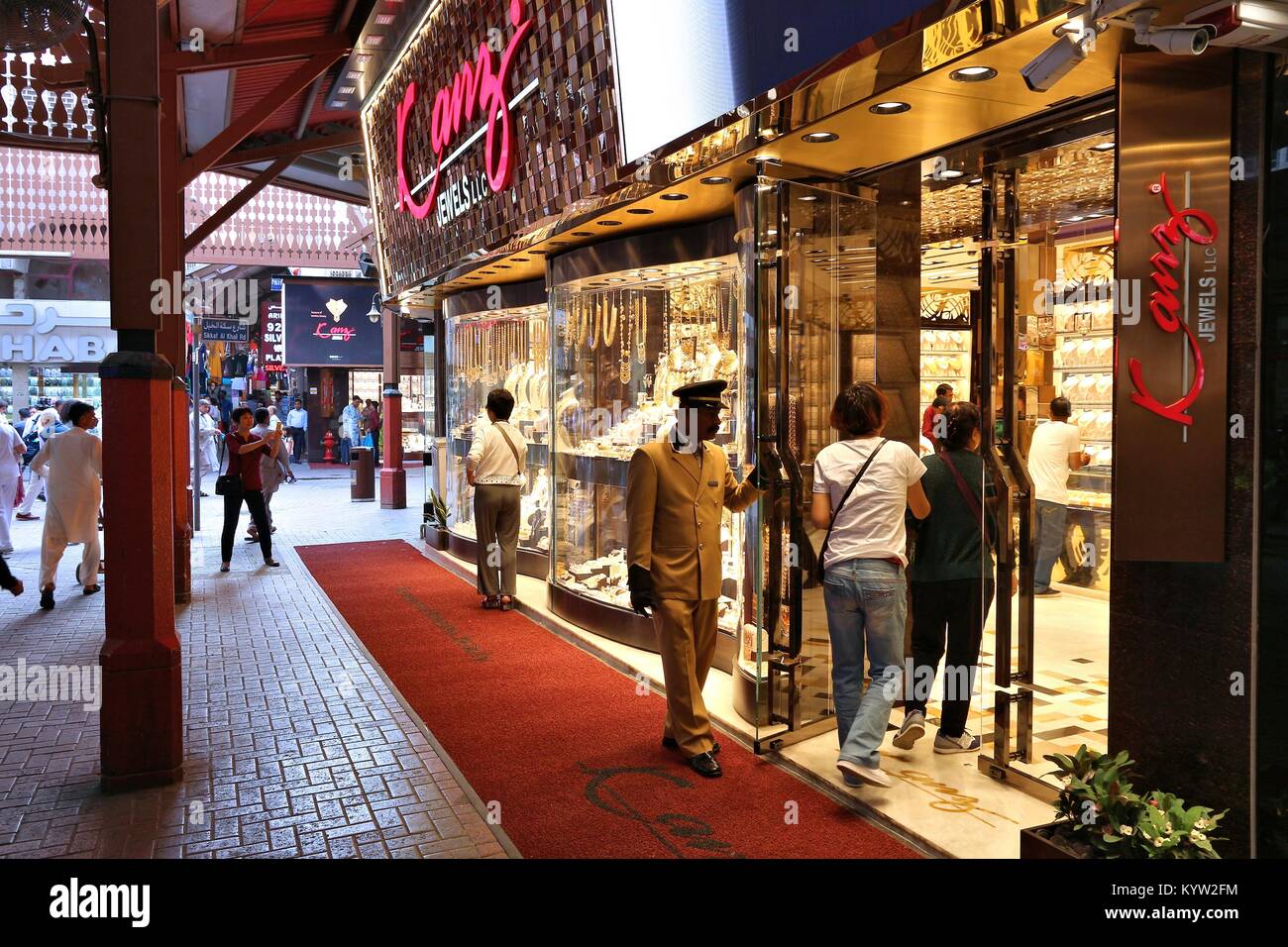 DUBAI, VAE - Dezember 10, 2017: die Menschen besuchen den Gold Souk in Dubai, VAE. Der Goldmarkt hat 300 Einzelhändlern und ist in Al Dhagaya Teil von Deira Stockfoto