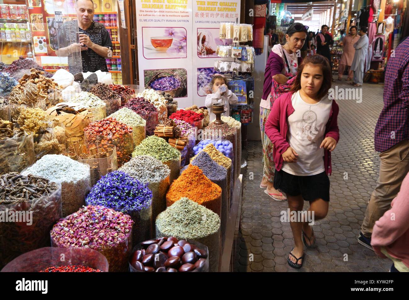 DUBAI, VAE - Dezember 10, 2017: die Menschen besuchen die Spice Souk in Dubai, VAE. Die traditionelle Spice Market ist im Deira Viertel von Dubai. Stockfoto