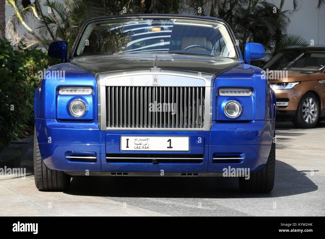 DUBAI, VAE - November 23, 2017: Rolls Royce mit Ras Al Khaimah Nummernschild. 1 in Dubai geparkt. Das nummernschild war für 2,3 Millionen U versteigert Stockfoto