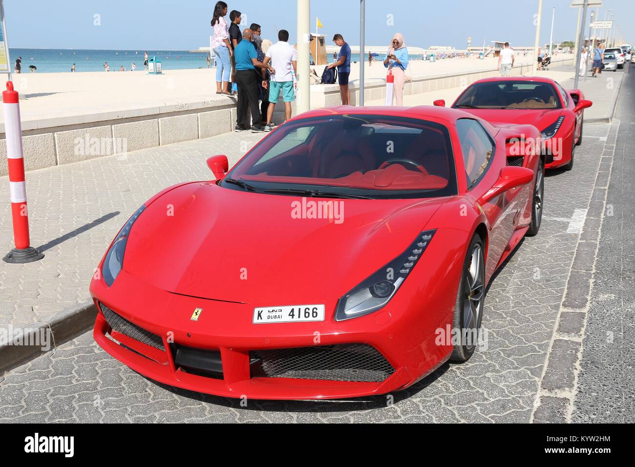 DUBAI, VAE - November 23, 2017: Leute gehen von Ferrari 488 GTB in Dubai, Vereinigte Arabische Emirate. Dubai Stadt hat ein Auto Besitz Rate von 541 Autos pro 1,0 Stockfoto