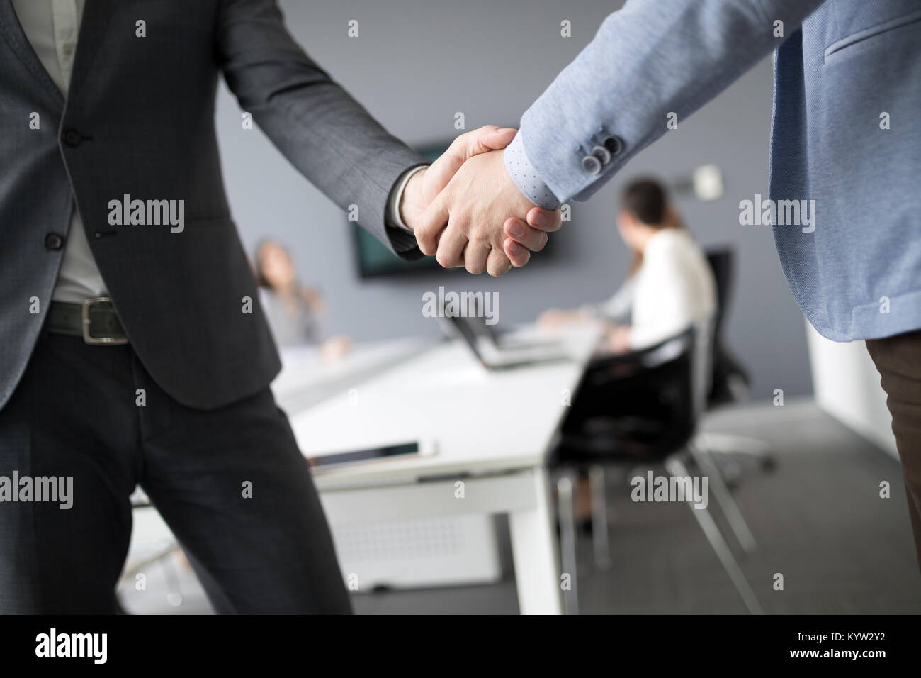 Geschäft Leute die Hände schütteln in modernen Büro Stockfoto