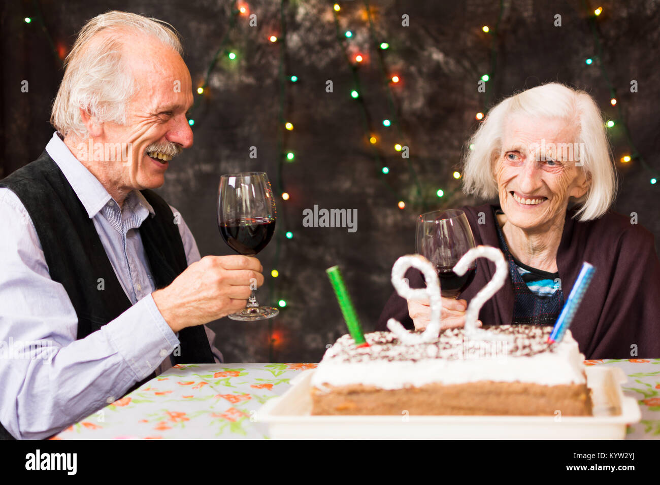 Oma feiert Geburtstag mit ihrem älteren Sohn Stockfoto