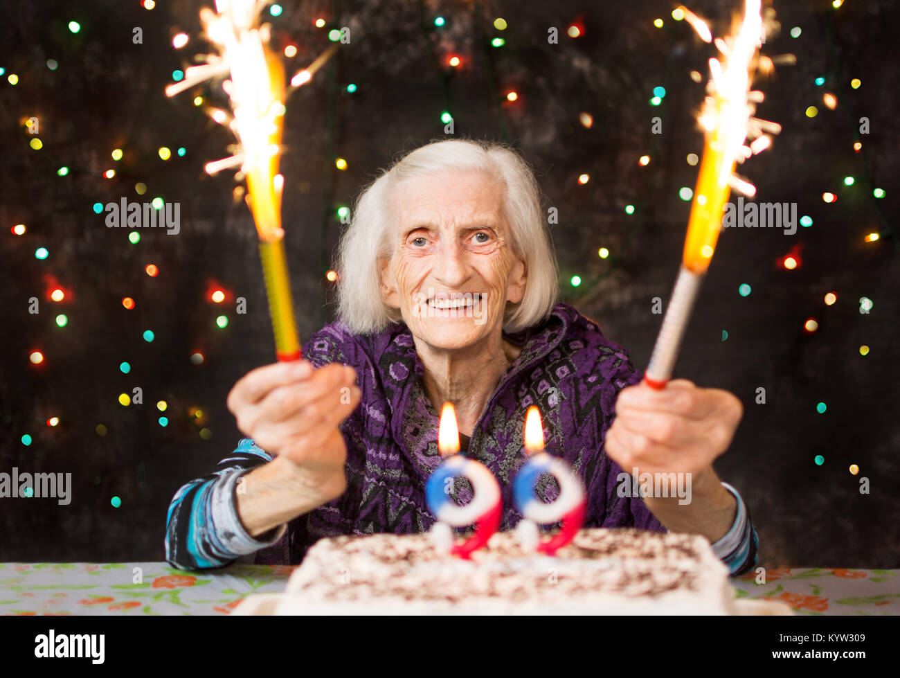 Glückliche Oma feiert 99. Geburtstag Stockfoto
