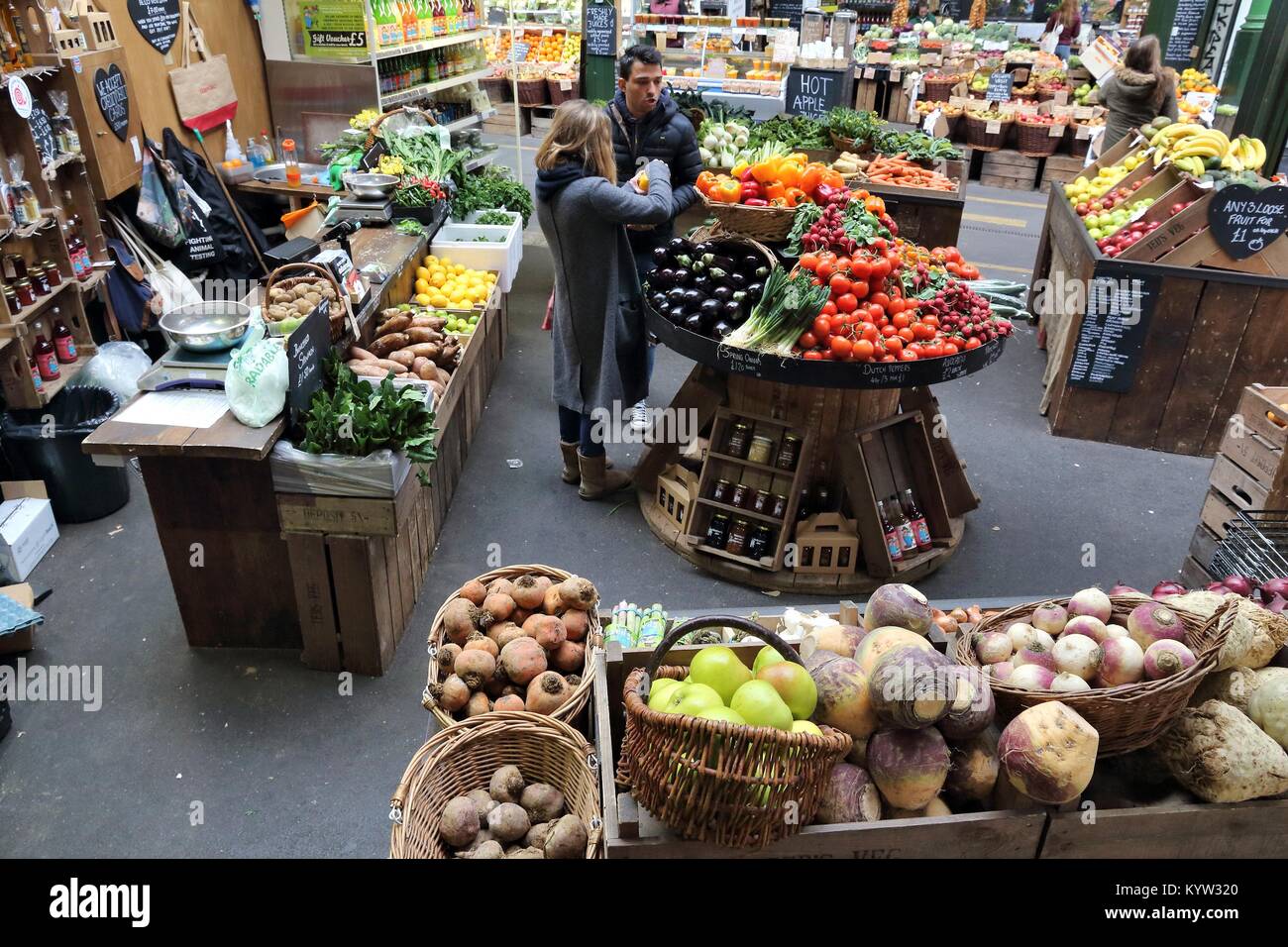 LONDON, Großbritannien - 22 April 2016: Leute Shop am Borough Market in Southwark, London. Es ist einer der ältesten Märkte in Europa. Seinen 1.000sten Geburtstag wurde im 20. Stockfoto