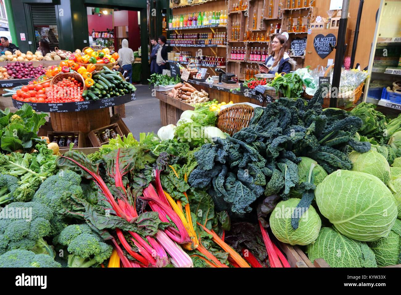 LONDON, Großbritannien - 22 April 2016: Leute Shop am Borough Market in Southwark, London. Es ist einer der ältesten Märkte in Europa. Seinen 1.000sten Geburtstag wurde im 20. Stockfoto