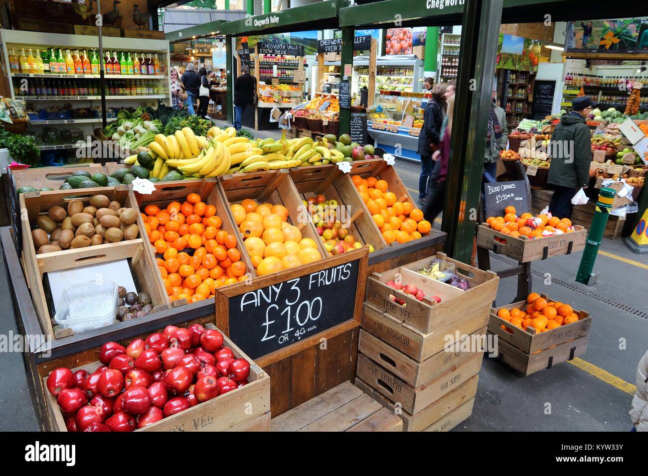 LONDON, Großbritannien - 22 April 2016: Leute Shop am Borough Market in Southwark, London. Es ist einer der ältesten Märkte in Europa. Seinen 1.000sten Geburtstag wurde im 20. Stockfoto