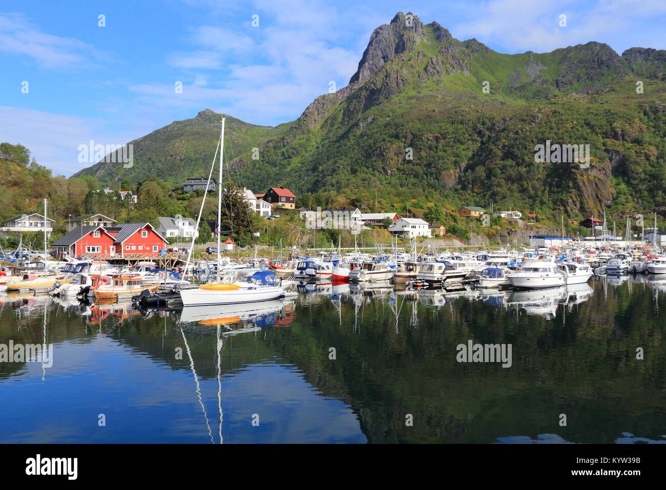 Lofoten im arktischen Norwegen. Svolvaer mit Blick auf den Hafen auf der Insel Austvagoya. Stockfoto