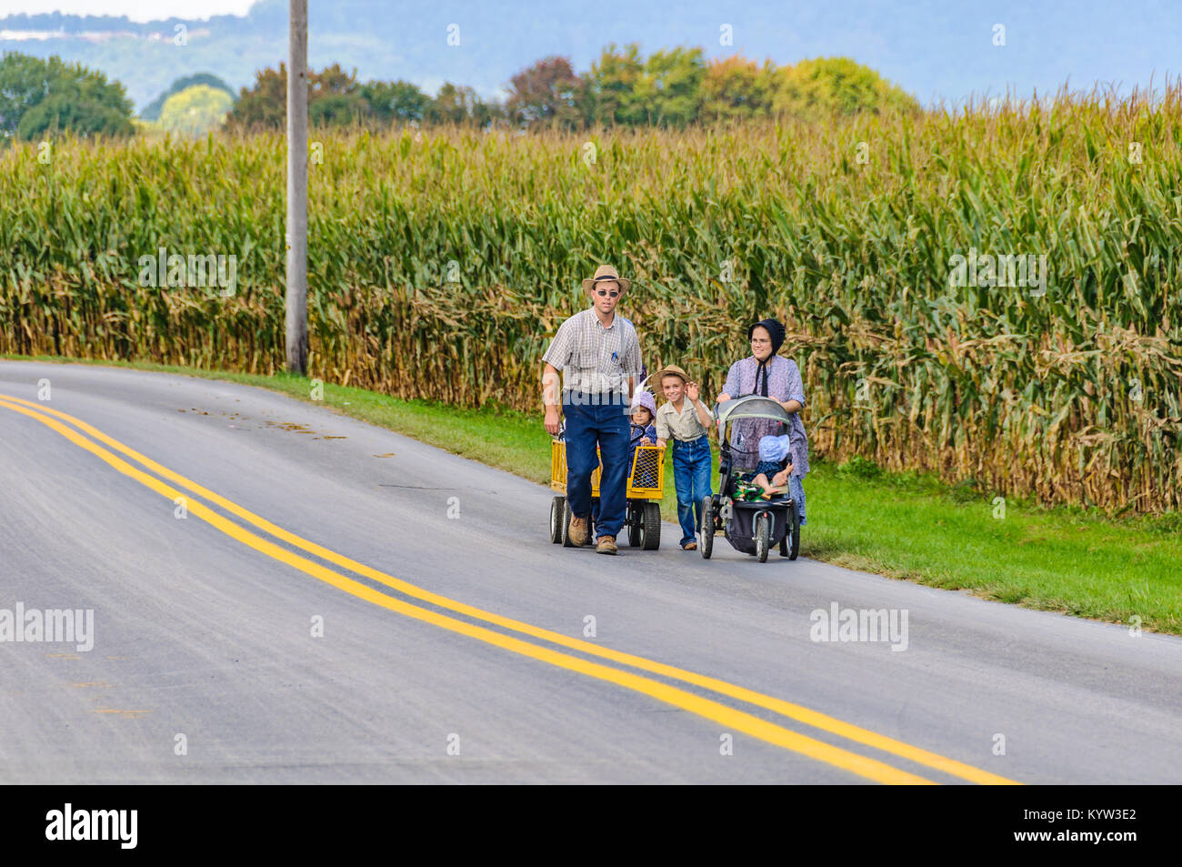 Familie mit vielen Kindern in Amish Country in Pennsylvania, USA Stockfoto