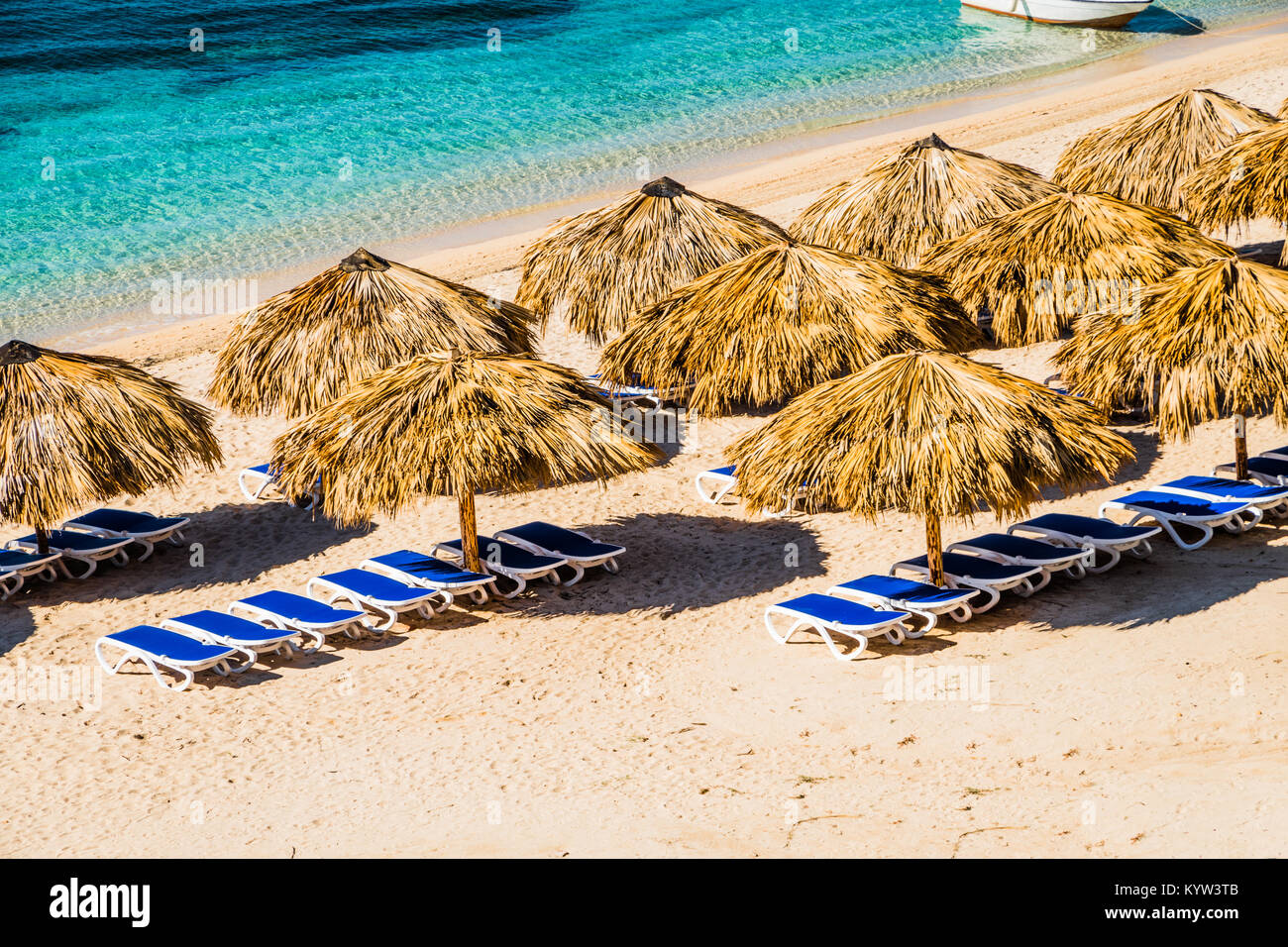 Tolle Aussicht von einem paradiesischen Strand in Playa Ancon, Palmen, durchscheinenden blauen Wasser, Stroh Sonnenschirmen. Stockfoto