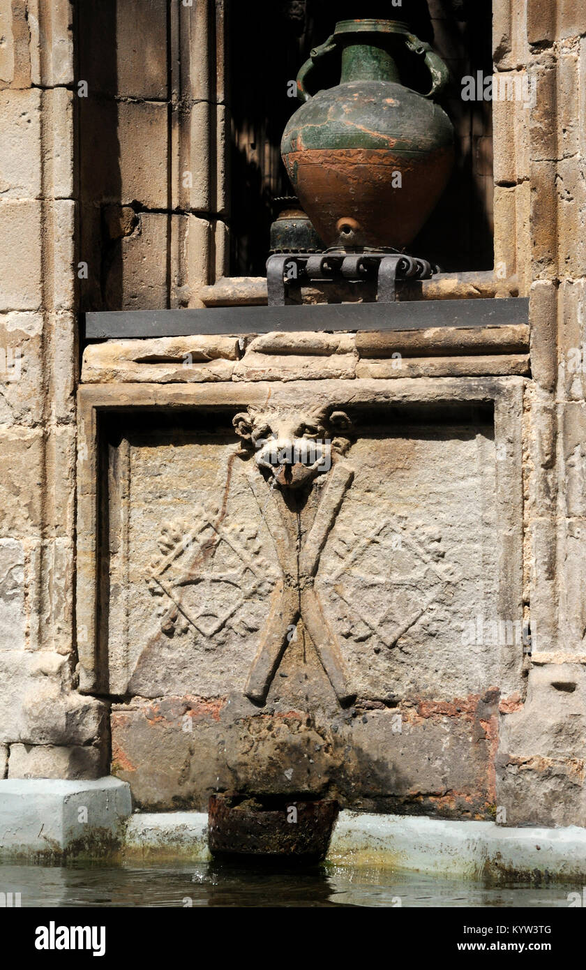 Alte Stein Wasserspeier wasser Funktion; mittelalterliche Kathedrale, Barcelona Stockfoto