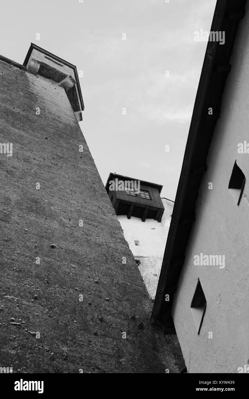 Teil der mittelalterlichen Festung Hohensalzburg im Winter, errichtet im 11. Jahrhundert. Es ist ein Wahrzeichen der Stadt Salzburg. Österreich, Europa. Stockfoto