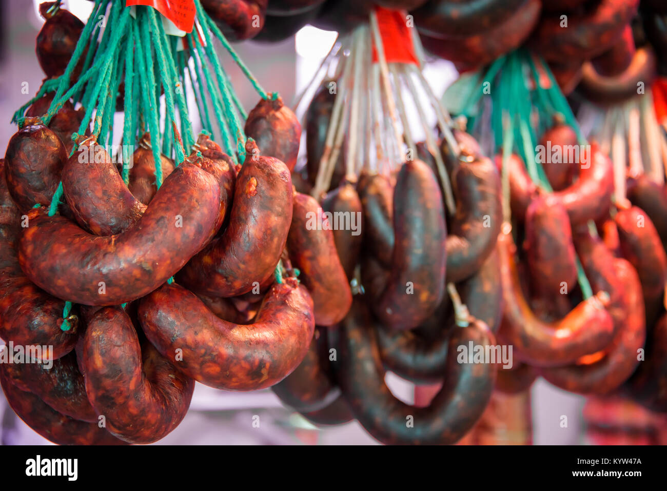 Chorizos und Würstchen hängen in einem spanischen Metzgerei Stockfoto