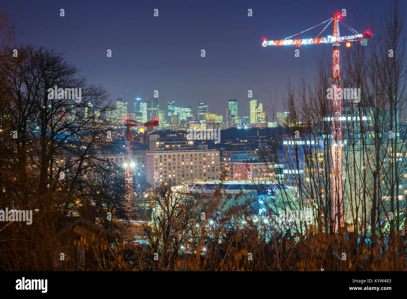 Baustelle in der Nacht in Paris, La Defense im Hintergrund Stockfoto