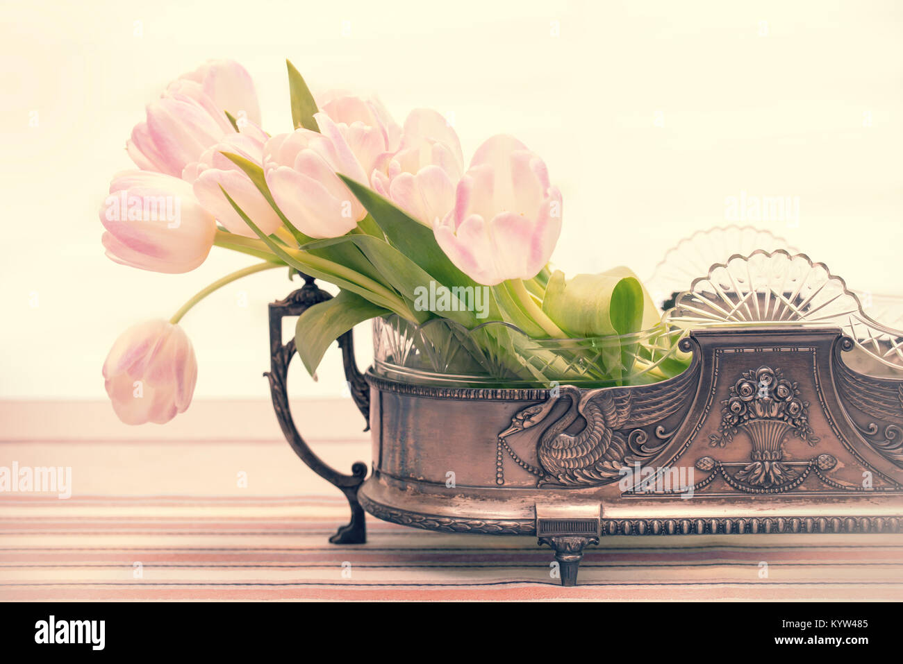 Stillleben mit rosa Tulpe Blumenstrauß in einem Vintage vase Stockfoto
