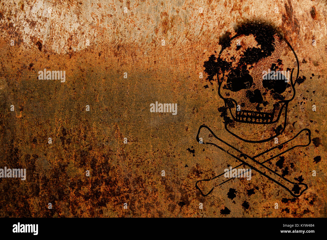 Totenkopf mit gekreuzten Knochen (symbolisch für Gefahr und lebensbedrohlich) über eine rostige Metallplatte Textur Hintergrund und der leere Raum an der Seite gemalt. Stockfoto