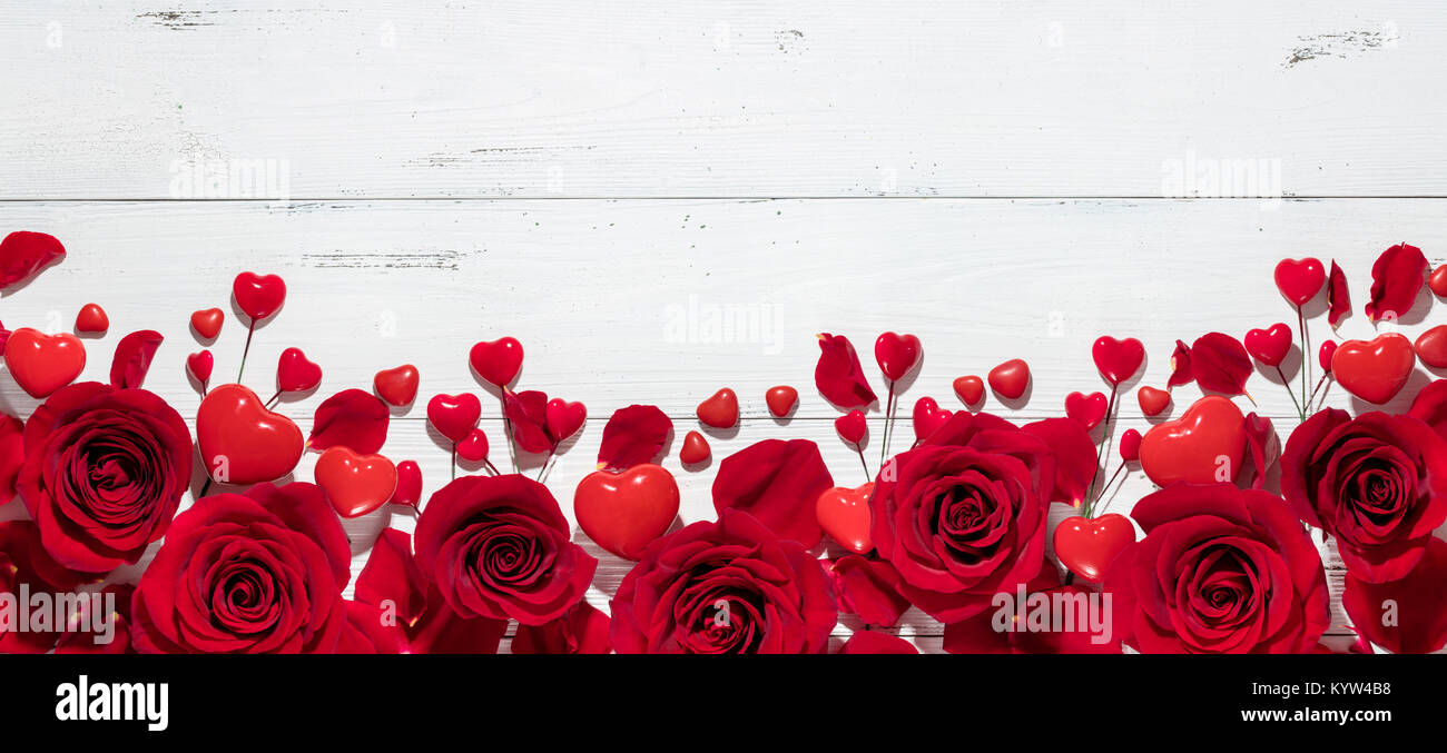 Valentine Hintergrund mit Blume und Schokolade auf Holz Stockfoto