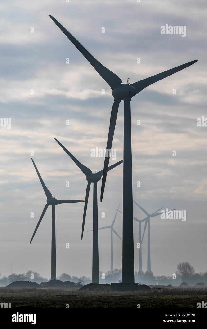 Windenergieanlagen und Windparks in Ostfriesland, Niedersachsen, Norddeutschland, Stockfoto