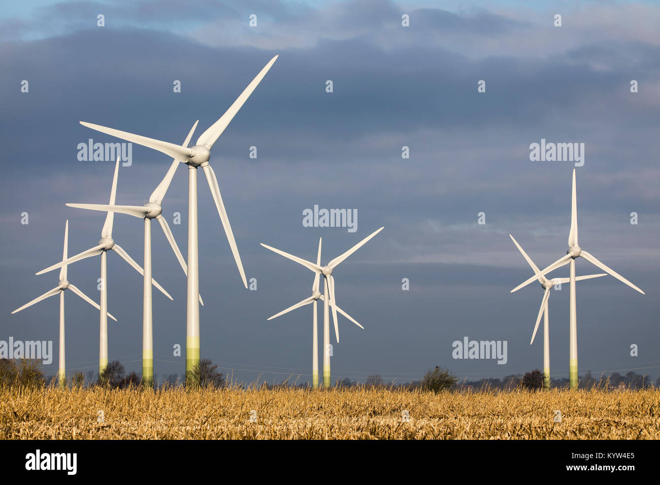 Windenergieanlagen und Windparks in Ostfriesland, Niedersachsen, Norddeutschland, Stockfoto