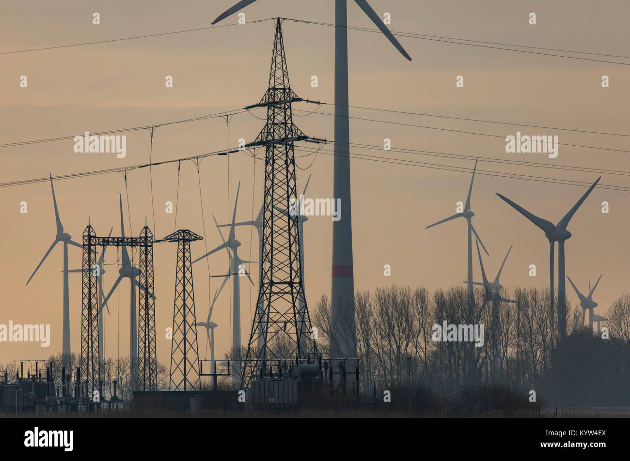 Windenergieanlagen und Windparks in Ostfriesland, Niedersachsen, Norddeutschland, Stockfoto