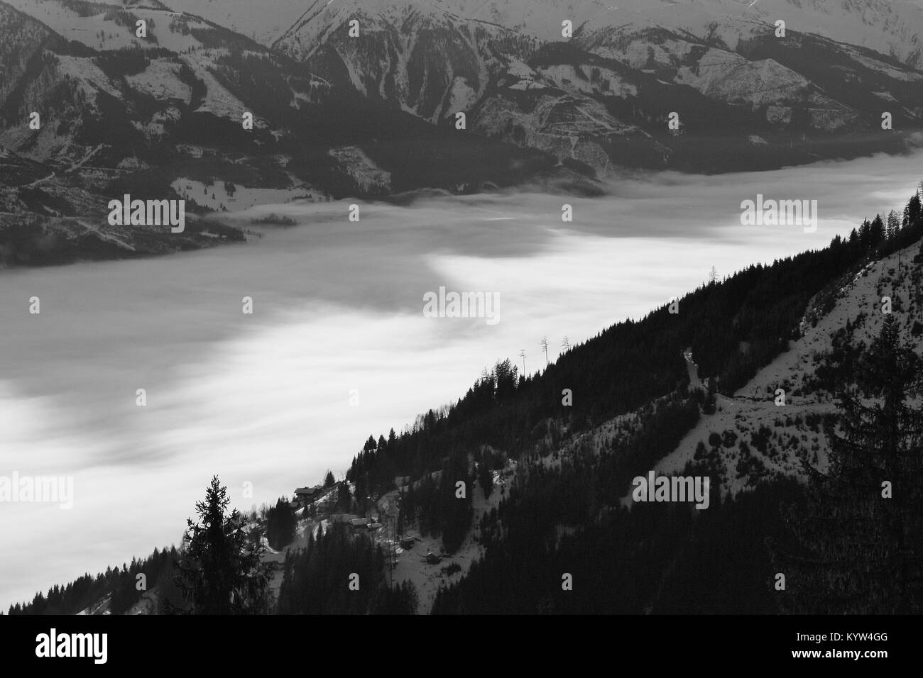 Blick auf die Hohen Tauern mit Kitzsteinhorn (3200m) in der Region Zell am See - Kaprun, im Winter. Österreich, Europa. Stockfoto