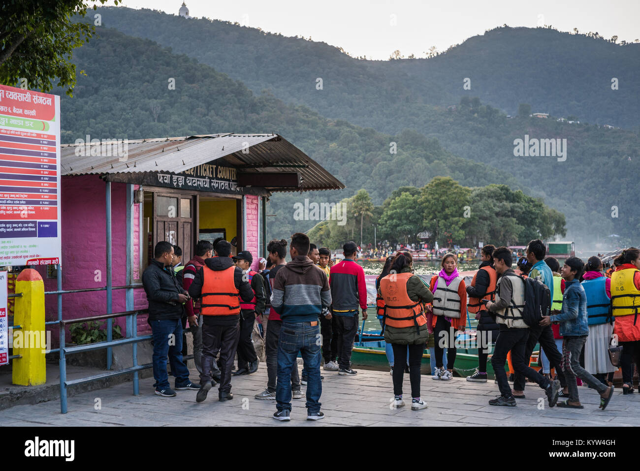 Touristen auf dem Schiff in der Phewa See, Pokhara, Nepal, Asien. Stockfoto