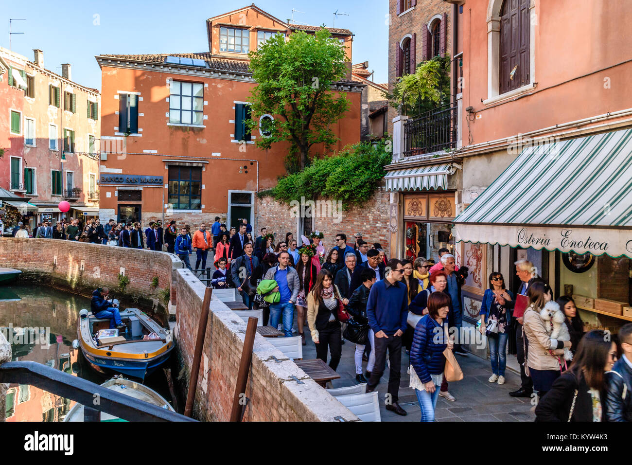 Menge Verlassen einer Veranstaltung in Venedig. April 2017. Stockfoto