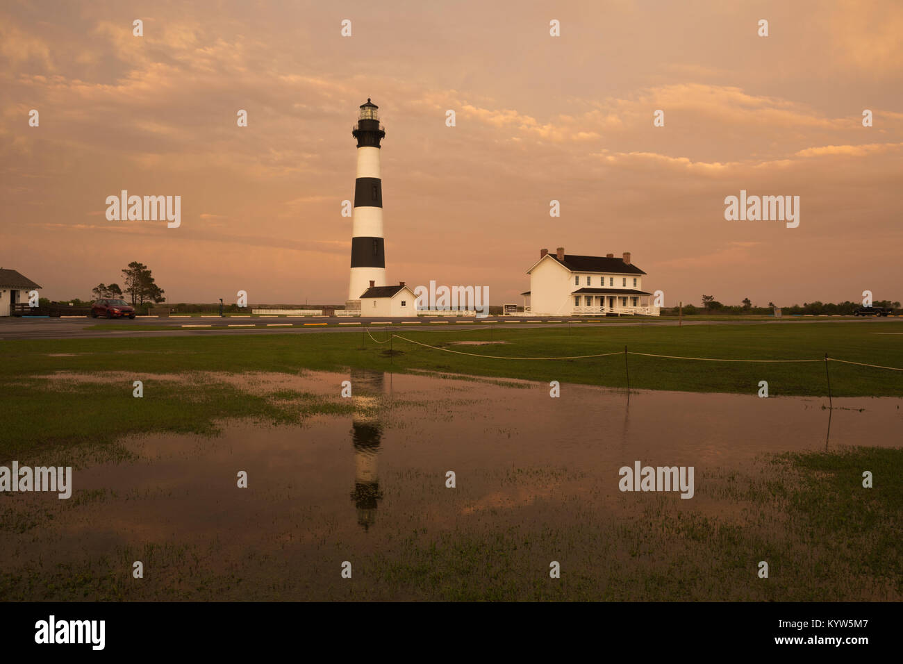 NC-01303-00... NORTH CAROLINA - Sonnenuntergang nach einem sehr nassen Tag an Bodie Island Lighthouse in einer Pfütze widerspiegelt; Teil von Cape Hatteras National Seashore. Stockfoto