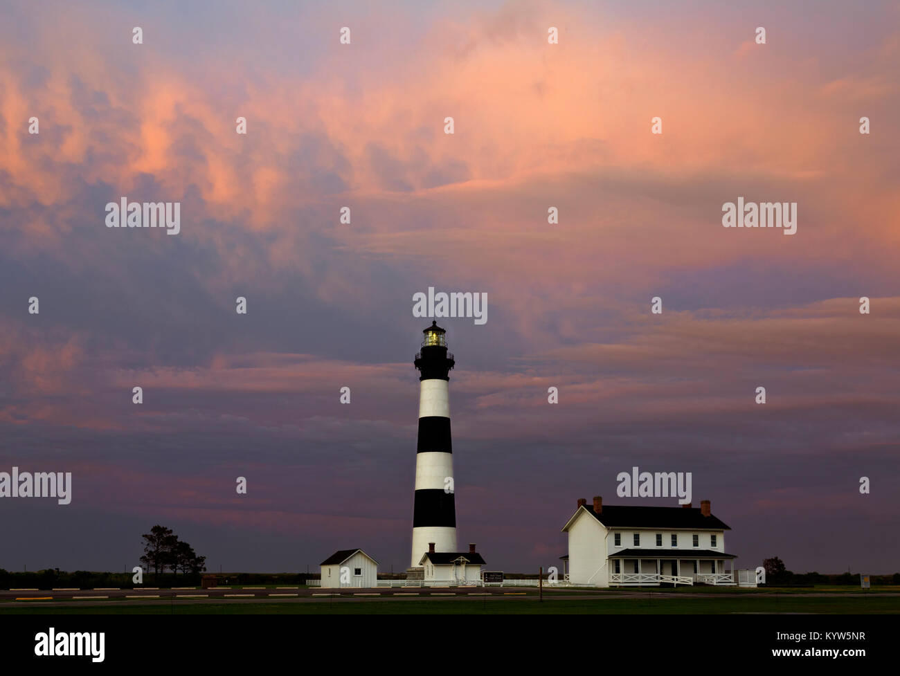 NC-01306-00... NORTH CAROLINA- Sonnenuntergang am Bodie Island Lighthouse; Teil von Cape Hatteras National Seashore. Stockfoto