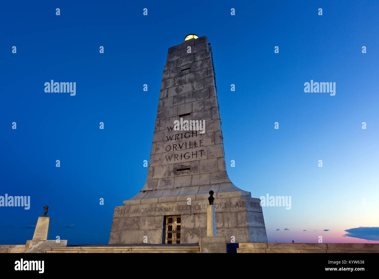 NC-01312-00... NORTH CAROLINA- Denkmal Orville und Wilbur Wright in den Stunden vor der Dämmerung an der Wright Brothers National Memorial auf die Outer Banks Stockfoto