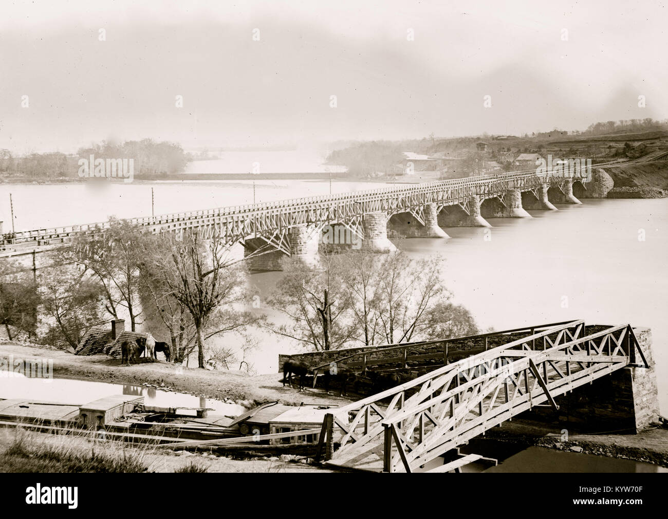 Washington, D.C. Nahaufnahme der Aquäduktbrücke mit Chesapeake and Ohio Canal im Vordergrund Stockfoto