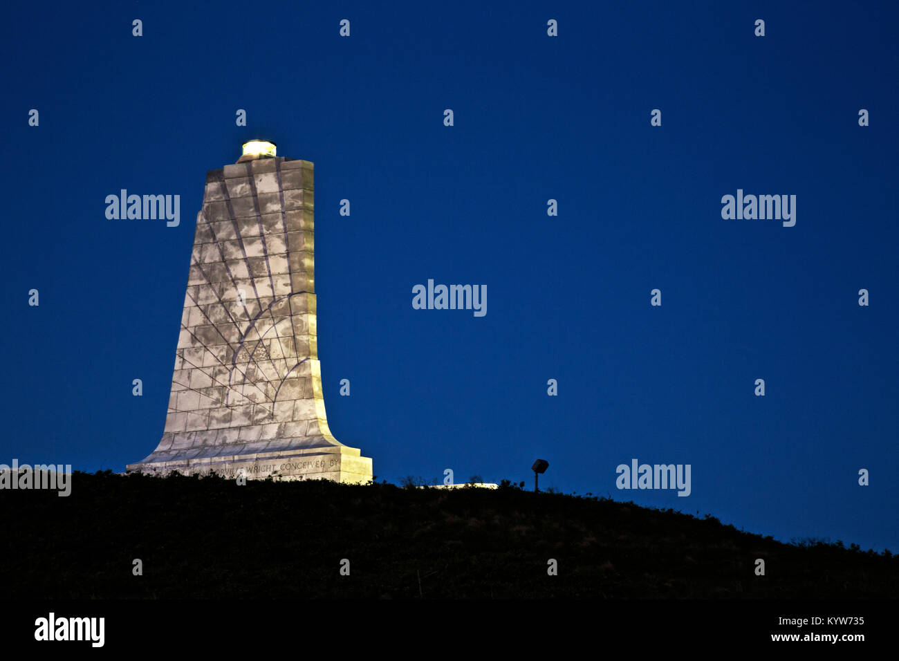 NC-01326-00... NORTH CAROLINA- Denkmal Orville und Wilbur Wright an der Wright Brothers National Memorial auf die Outer Banks in Kitty Hawk. Stockfoto