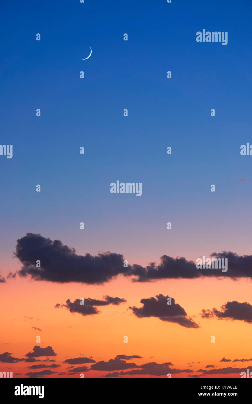 Atmosphärische bunten Sonnenuntergang Himmel mit dem Mond im Hintergrund, Griechenland Stockfoto