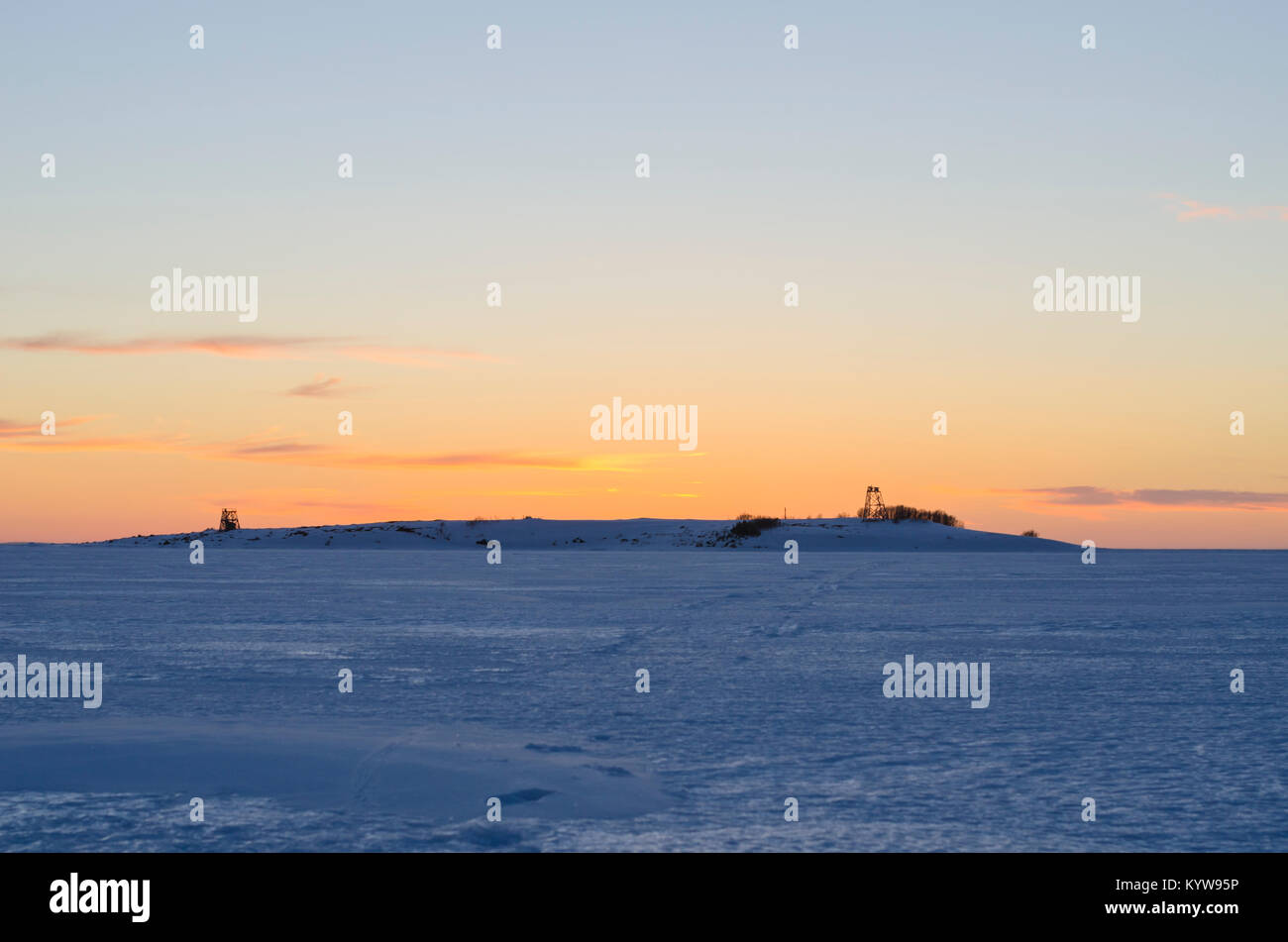 Weißen Meer im Winter bei Sonnenuntergang. Russland, solowki Stockfoto