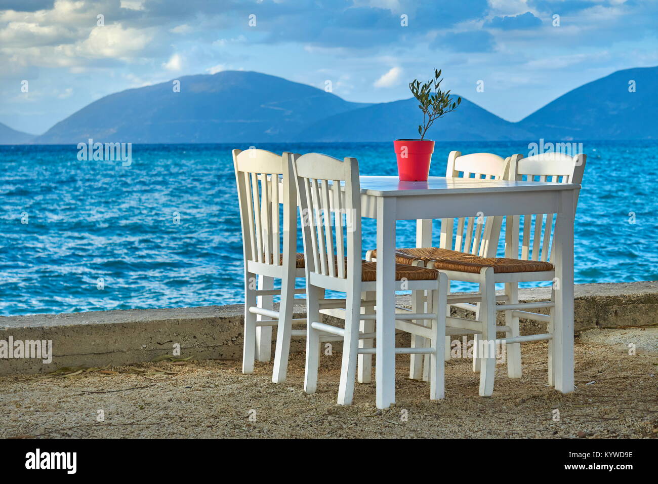 Tisch mit Stühlen im traditionellen griechischen Taverne, Sami, der Insel Kefalonia, Griechenland Stockfoto