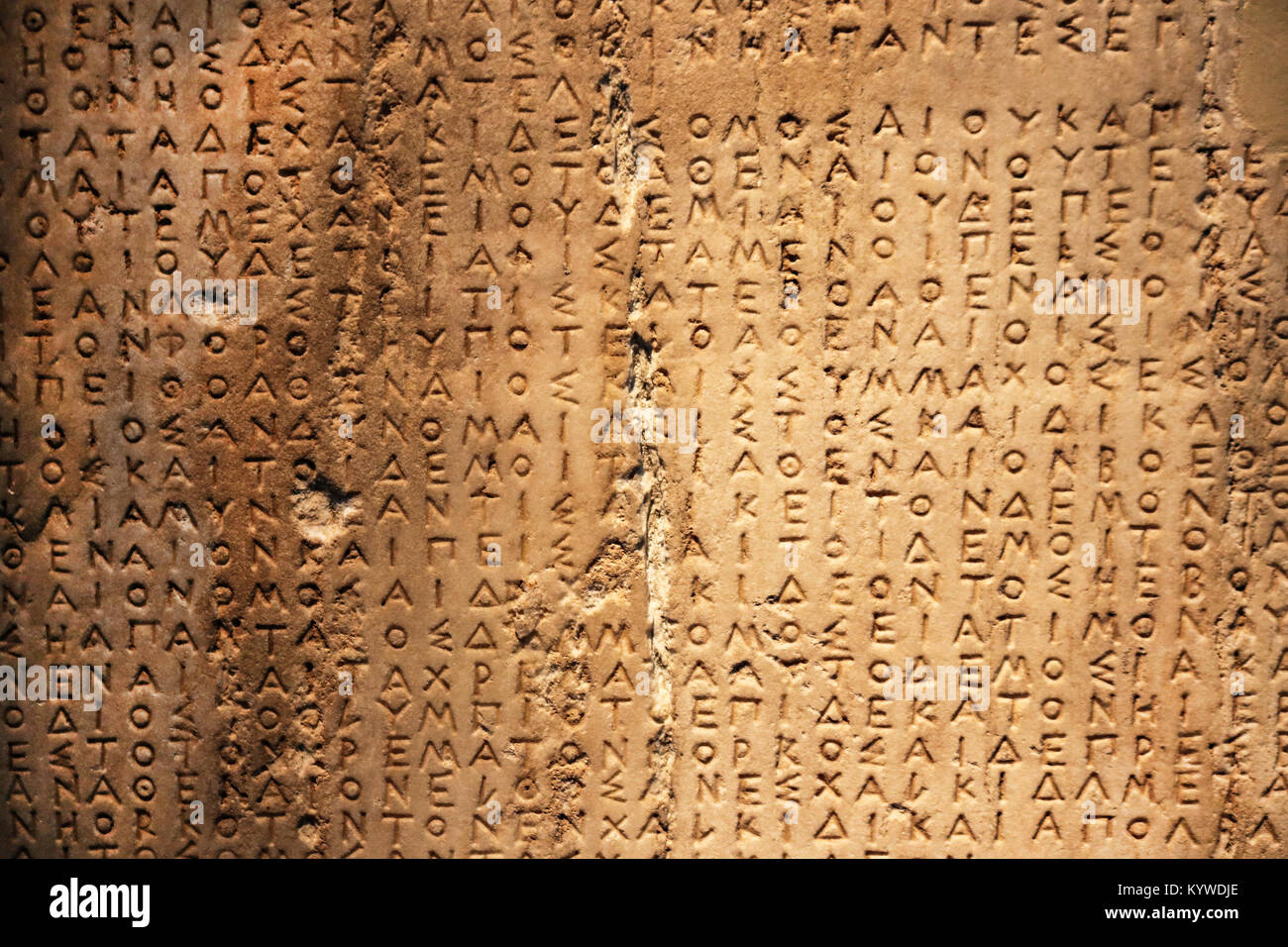 Antike griechische Carved In Stone mit Risse und Fehlstellen - Hintergrund Stockfoto