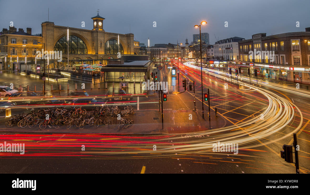 Close up lange Belichtung geschossen von London Kings Cross Bahnhof am Abend mit Ampel Wanderwege in den Vordergrund Stockfoto